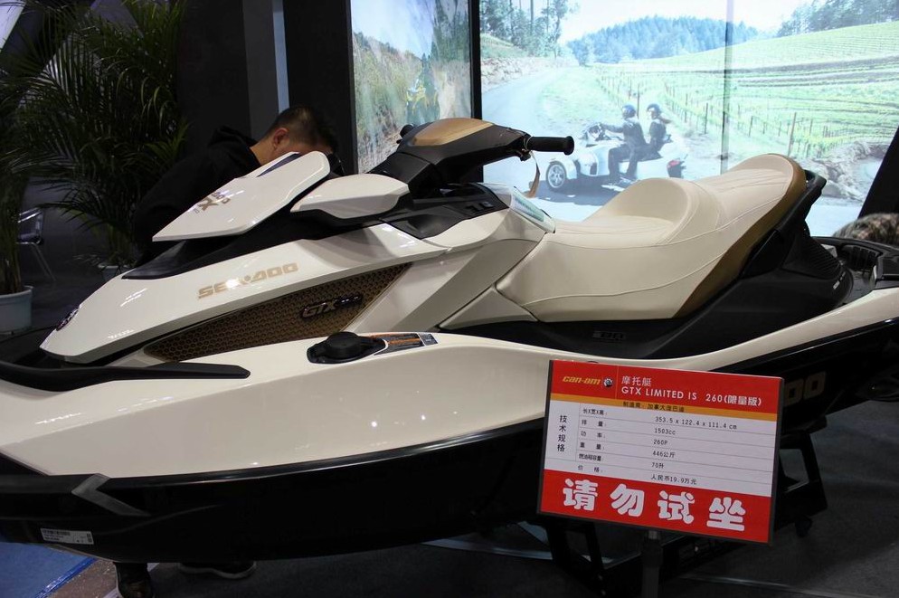 �Ӱ͵�Bombardier Ħ��ͧ