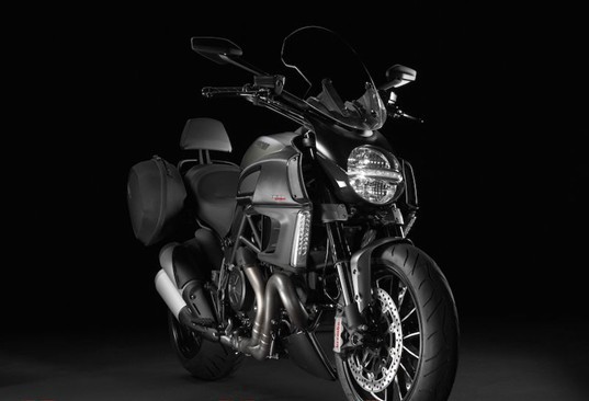 �ſ��� Ducati Diavel Strada